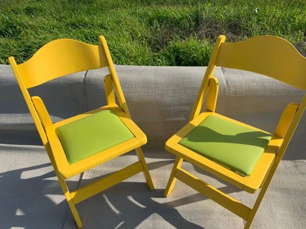כסאות צהובים להשכרה